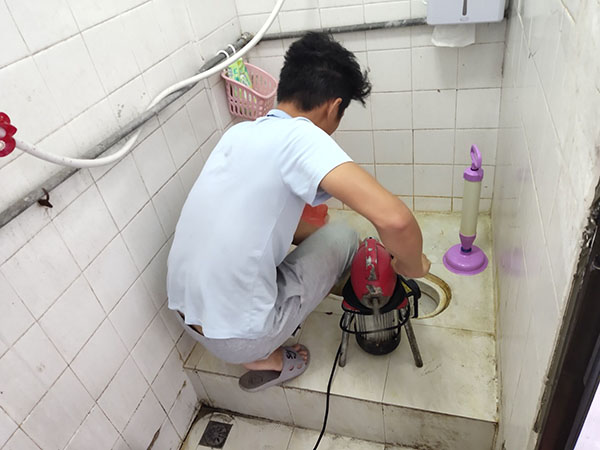 金江镇肥皂掉到马桶里把马桶堵住了怎么办？马桶堵住了怎么办