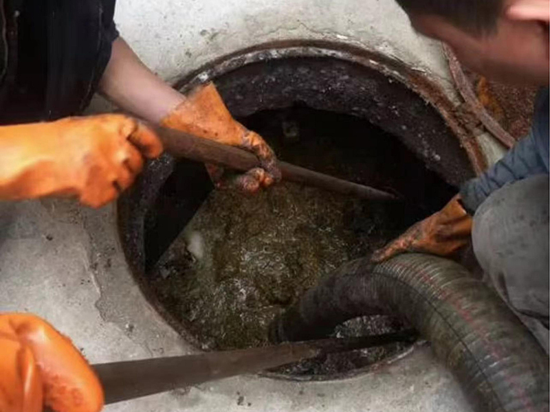 金江镇清理化粪池时如何避免沼气的危害？